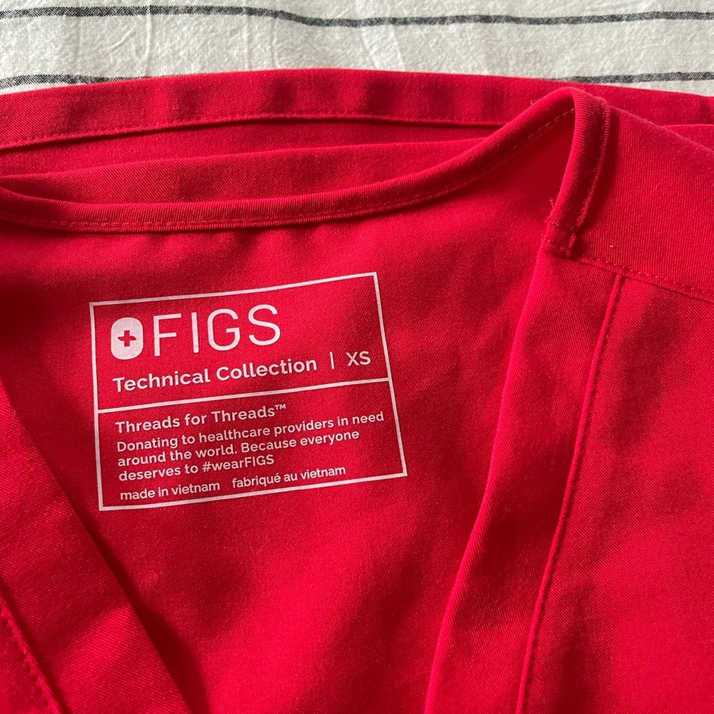 FIGS red scrub top XS